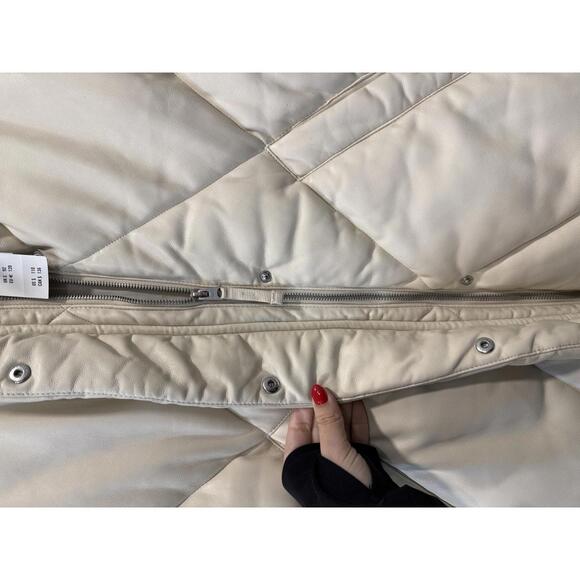 NWT Abercrombie & Fitch Oversized Vegan Leather Quilter Puffer Vest in Cream - Picture 4 of 6